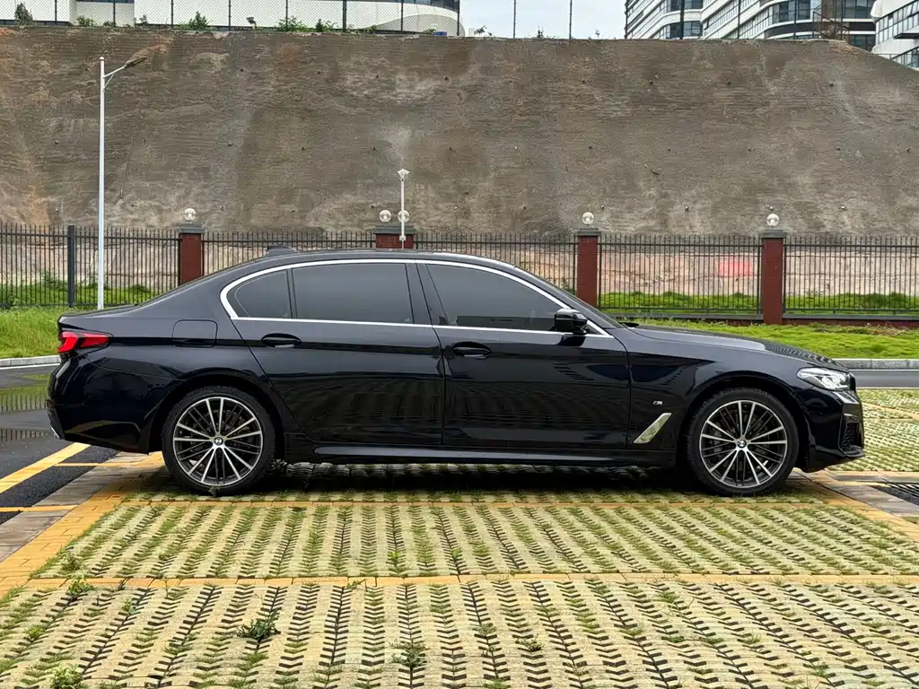 BMW 5 Series — миниатюра 26