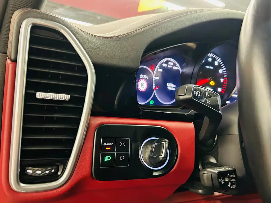 Porsche Cayenne — миниатюра 12