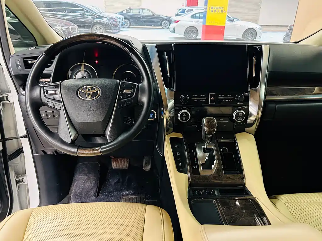 Toyota Alphard — миниатюра 13