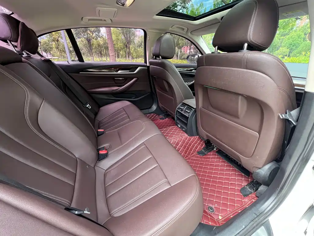 BMW 5 Series — миниатюра 10