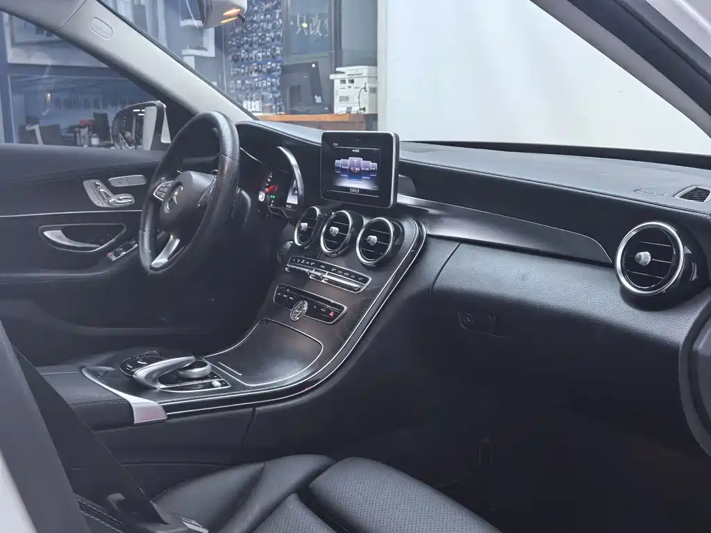 Mercedes-Benz C-Class — миниатюра 12