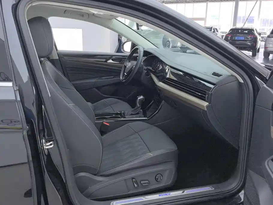 Volkswagen Passat PHEV — миниатюра 8