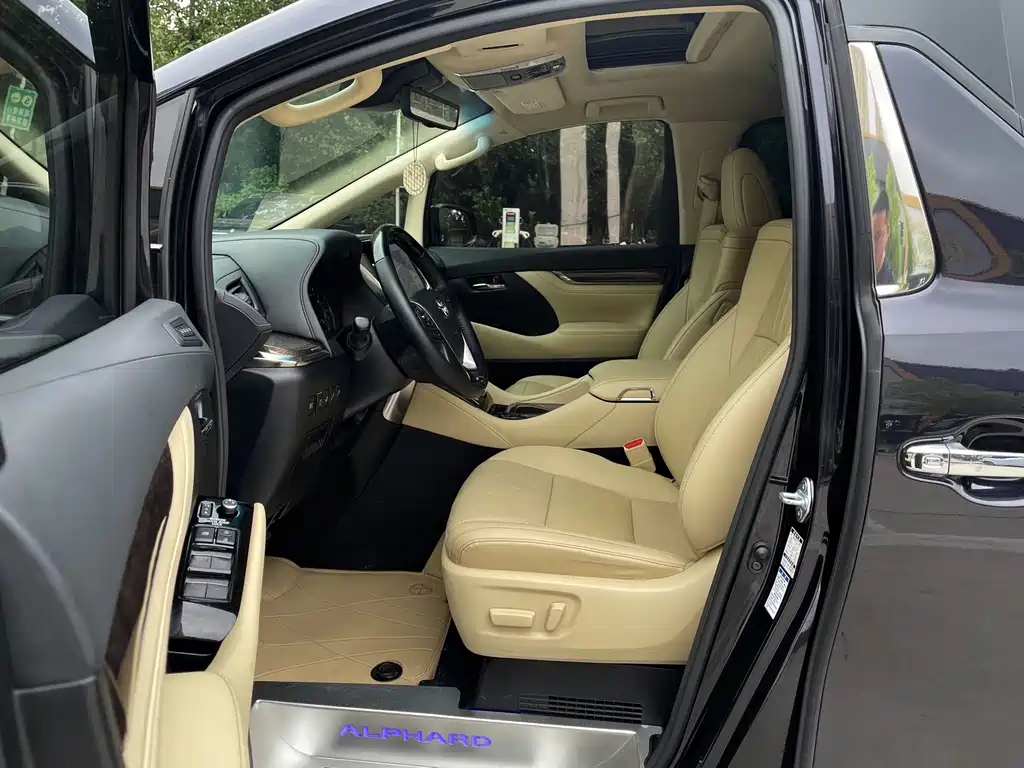 Toyota Alphard — миниатюра 3