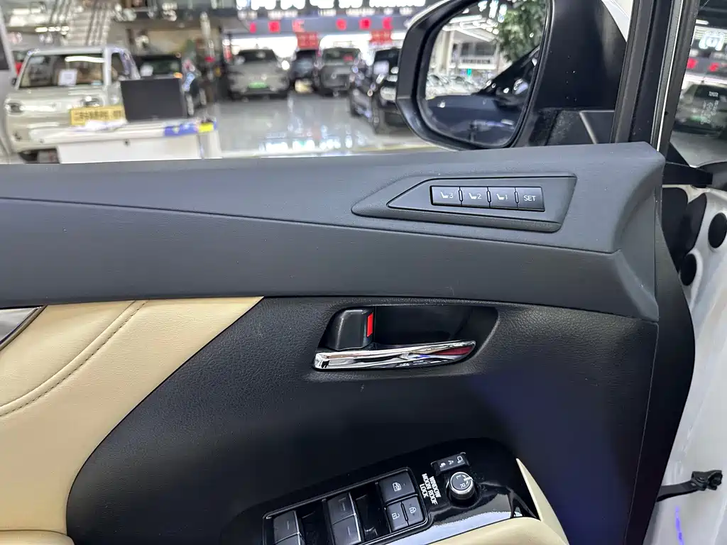 Toyota Alphard — миниатюра 10