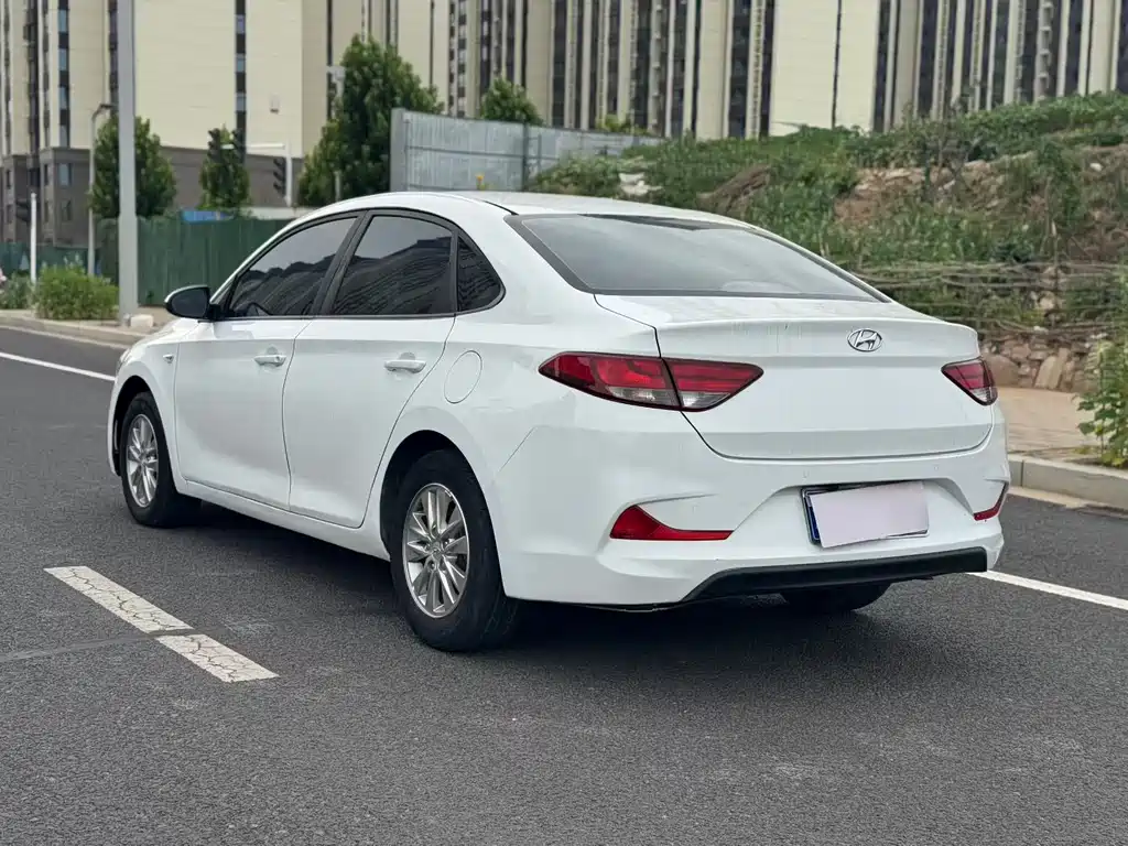 Hyundai Elantra — миниатюра 6