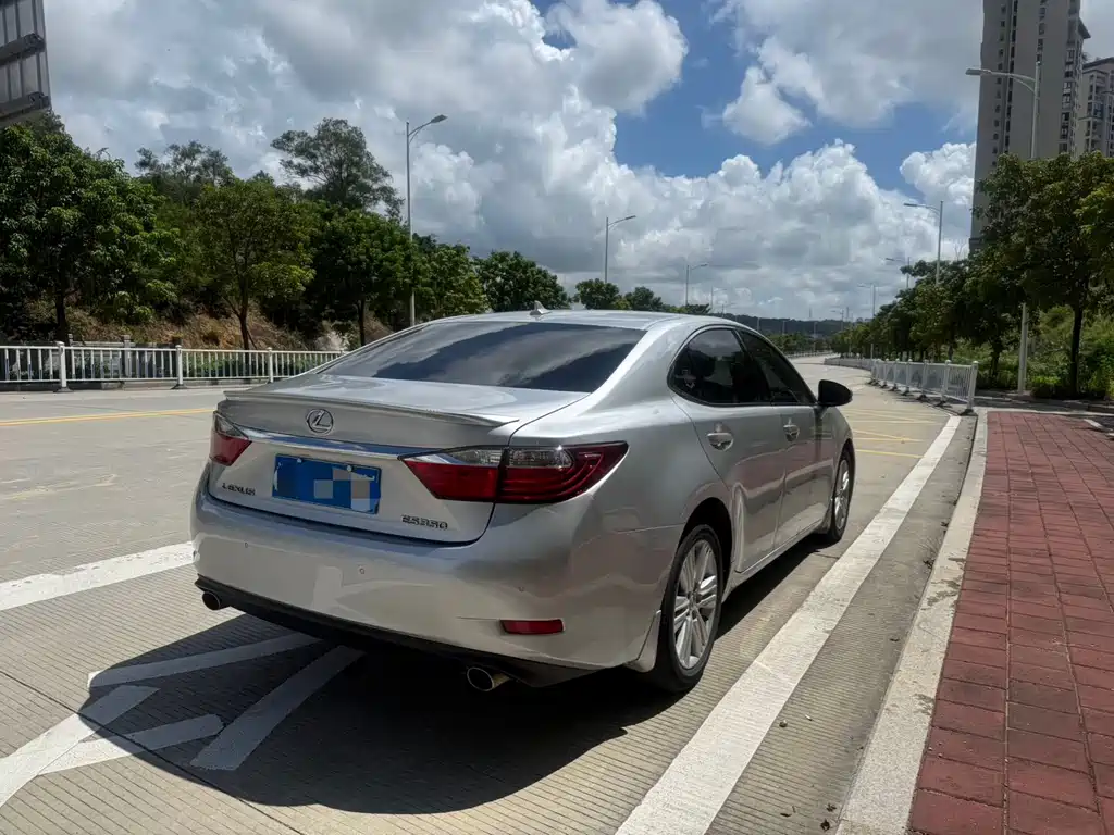 Lexus ES — миниатюра 10