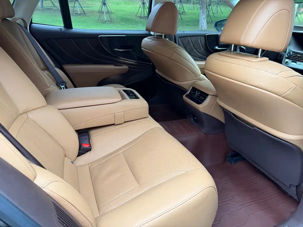 Lexus LS — миниатюра 11