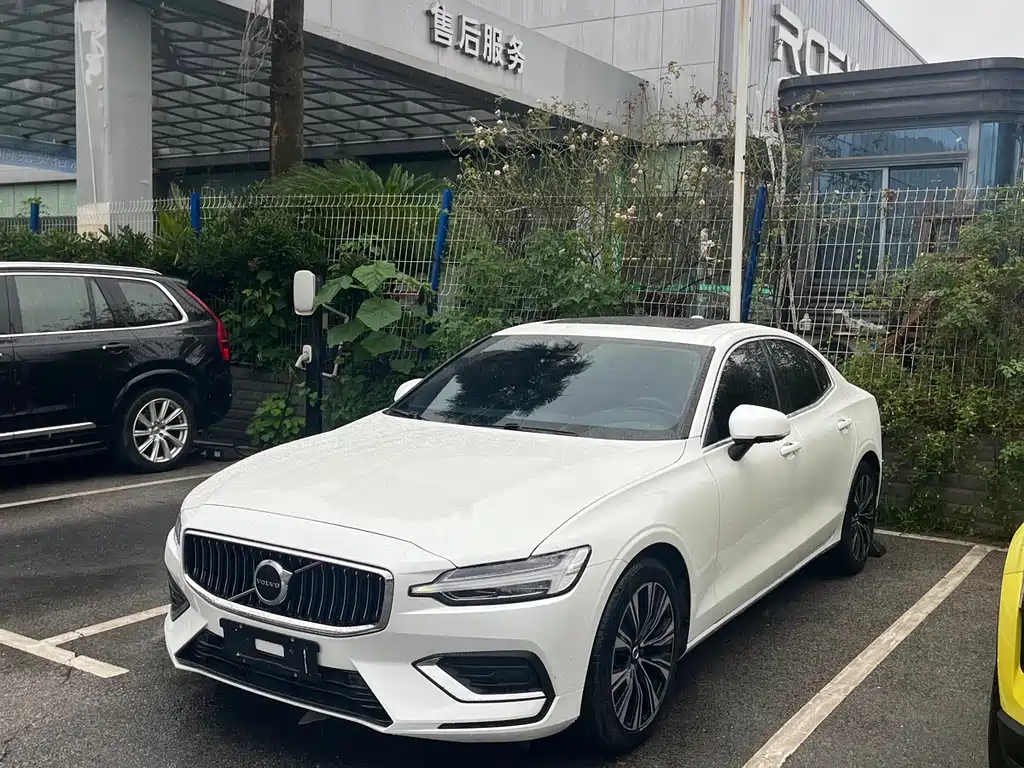 Volvo S60 2026 B4 Luxury