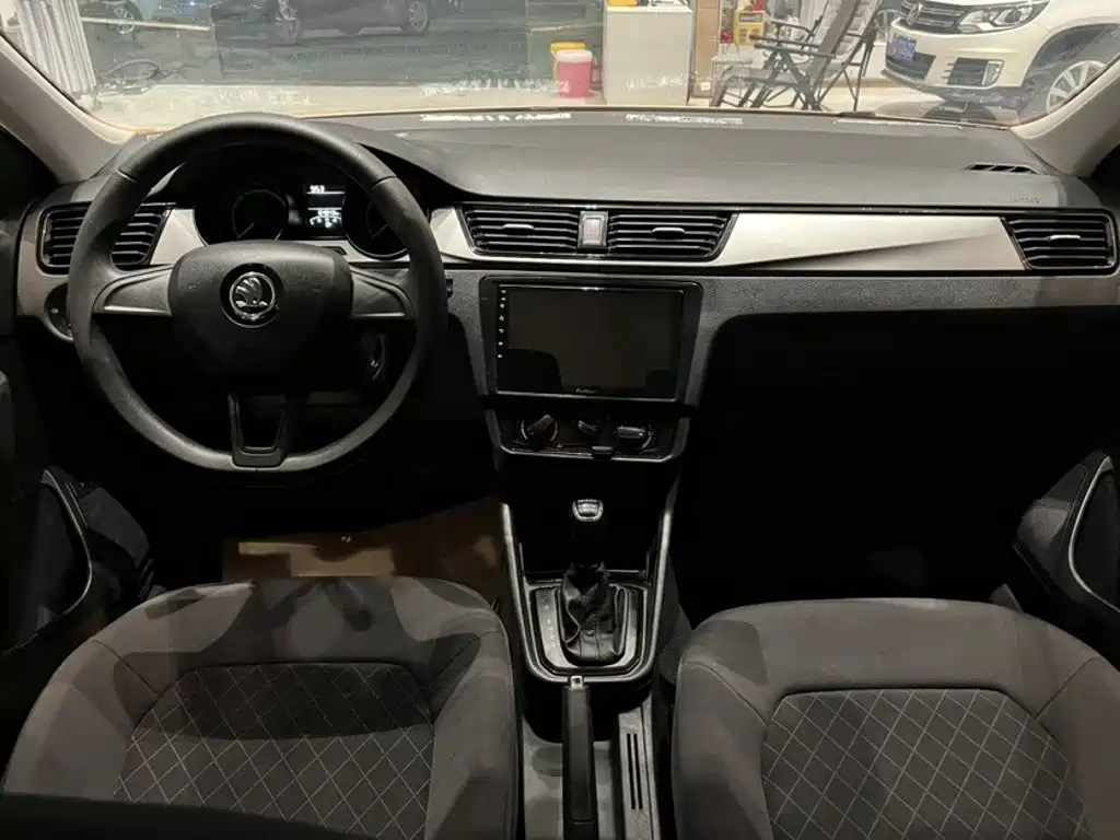 Skoda Rapid — миниатюра 12