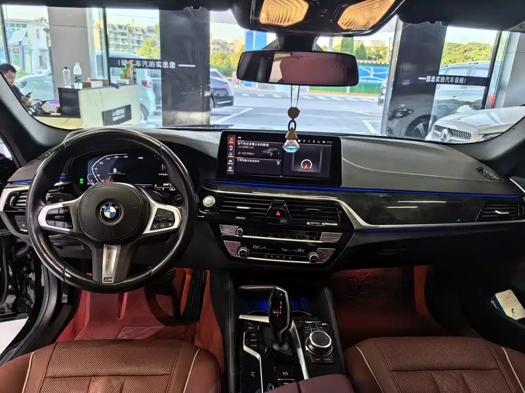 BMW 5 Series — миниатюра 9