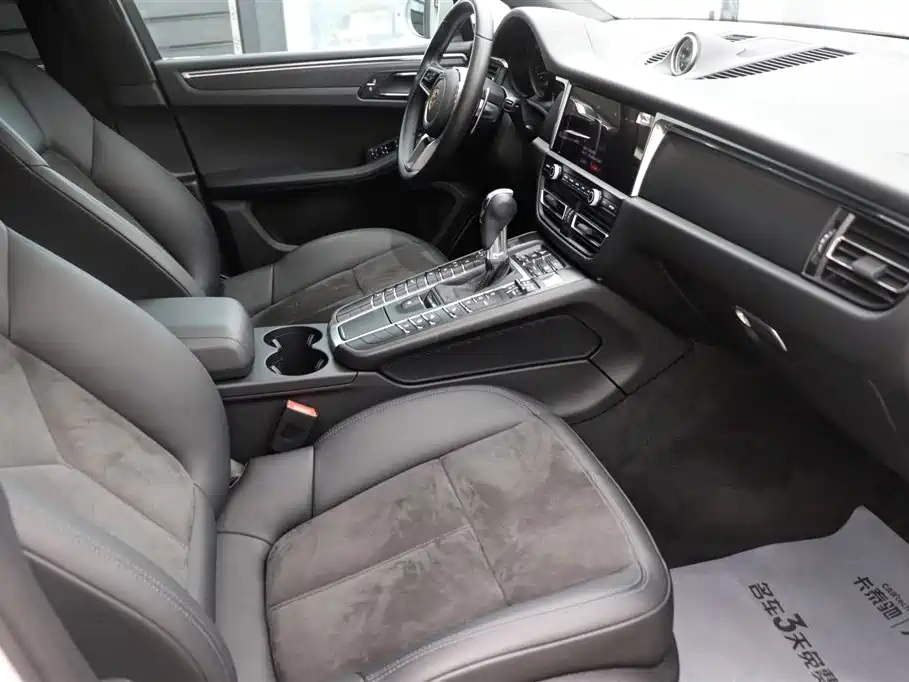 PORSCHE MACAN