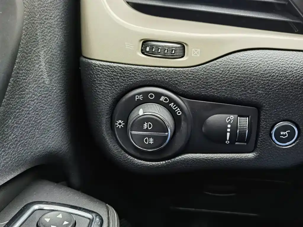 Jeep Cherokee (Import) — миниатюра 21