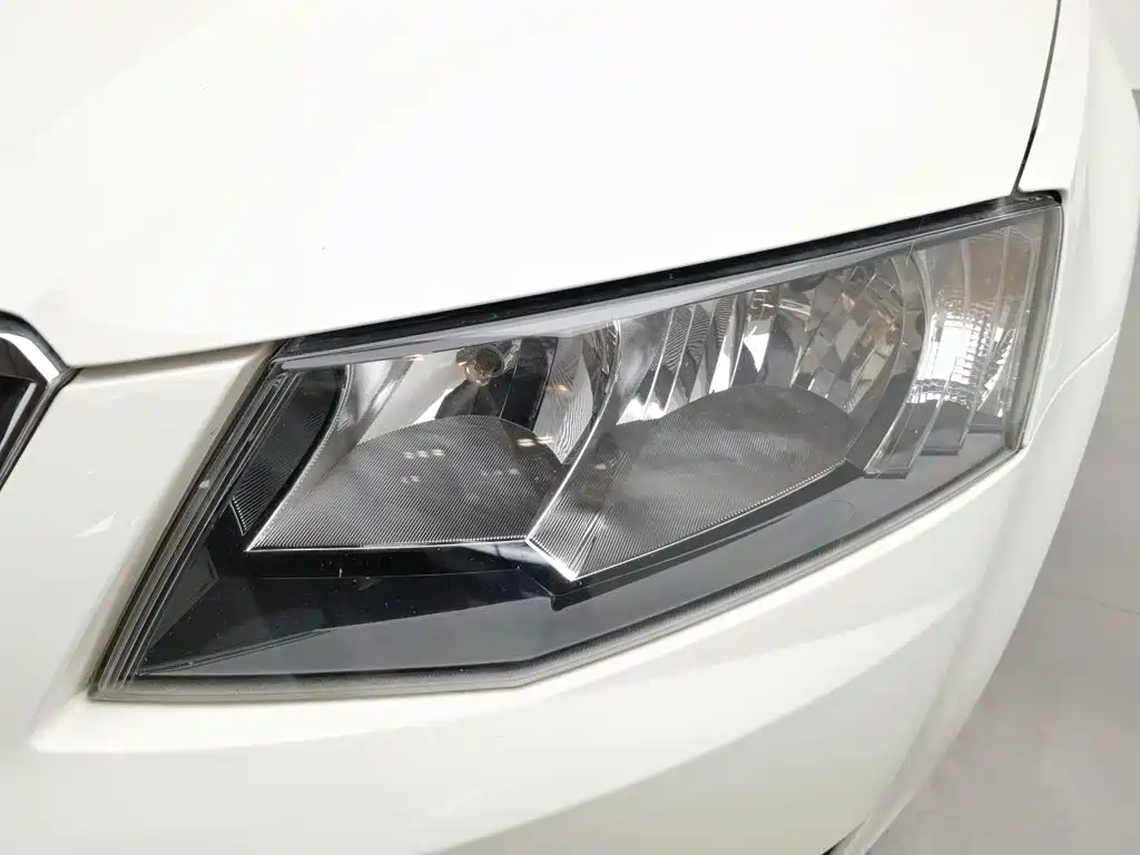 Skoda Octavia 2015 1.6L MT