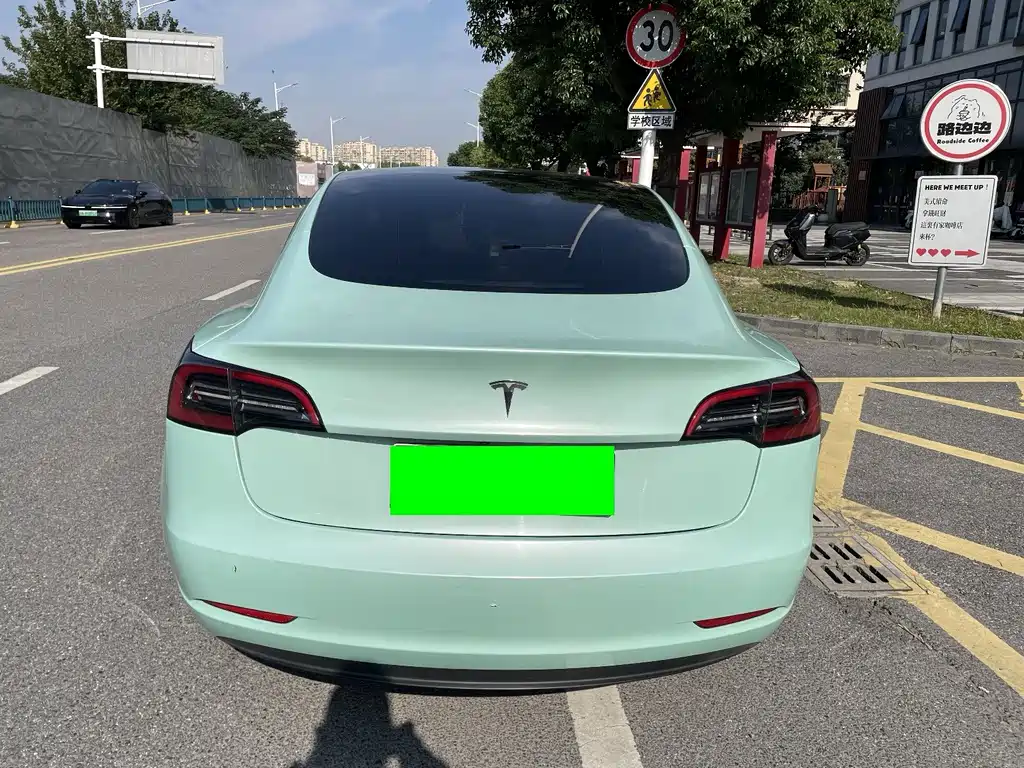 Tesla Model 3 — миниатюра 6