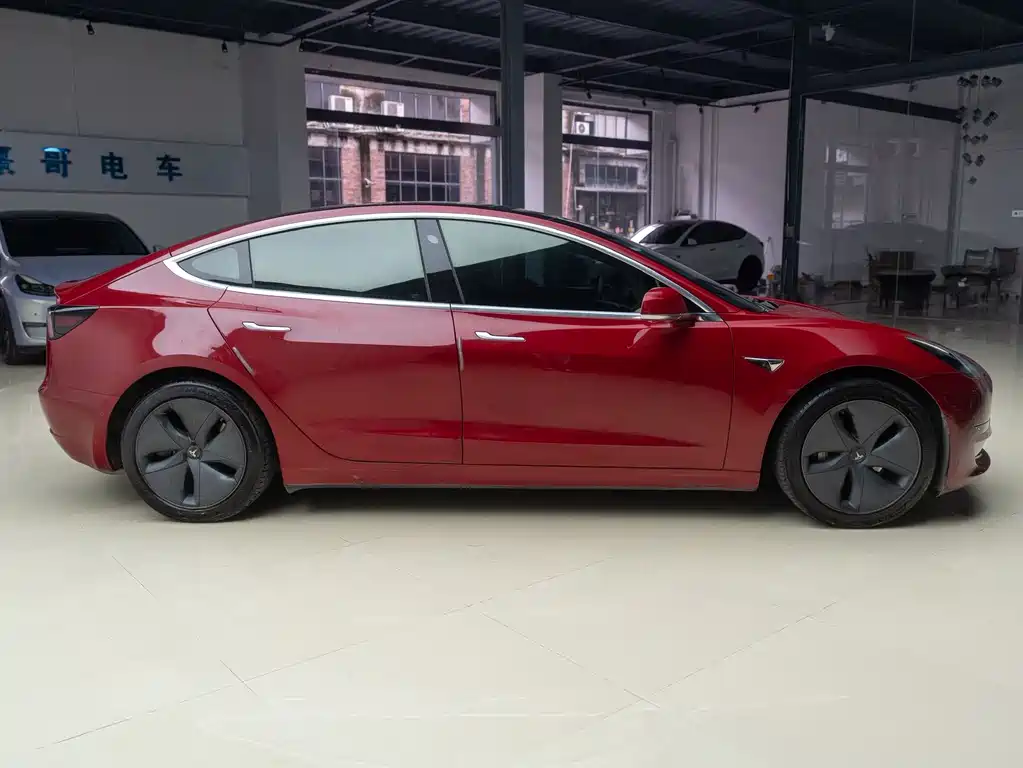 Tesla Model 3 — миниатюра 6