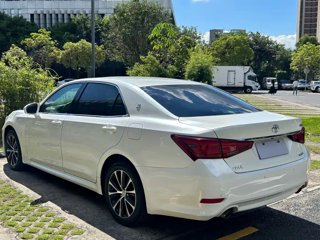 Toyota Crown — миниатюра 10