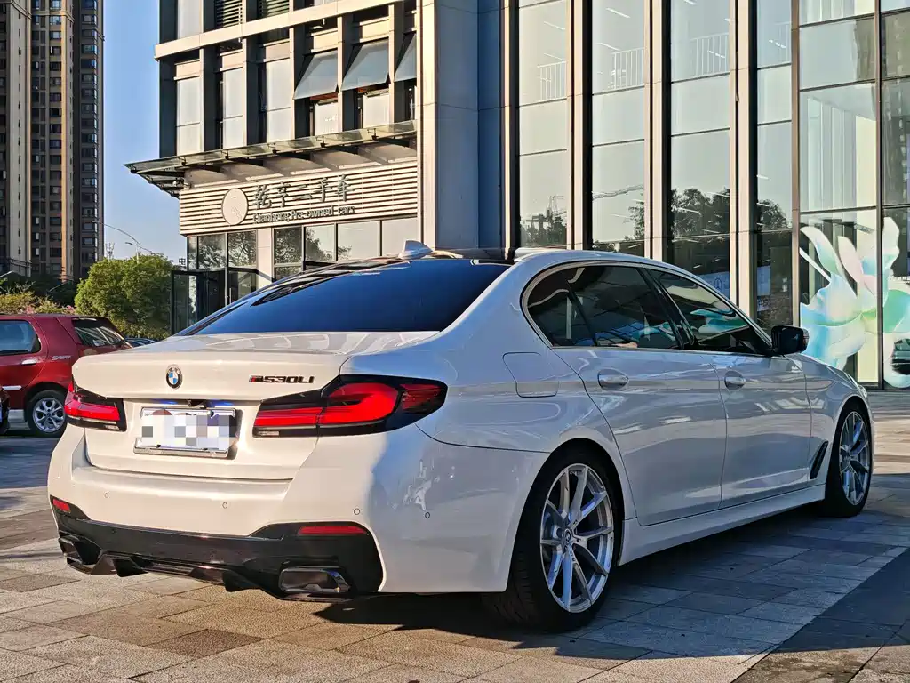BMW 5 Series — миниатюра 6
