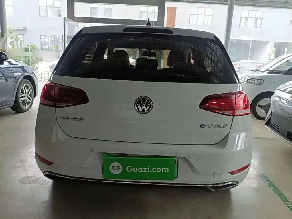 Volkswagen Golf EV — миниатюра 6