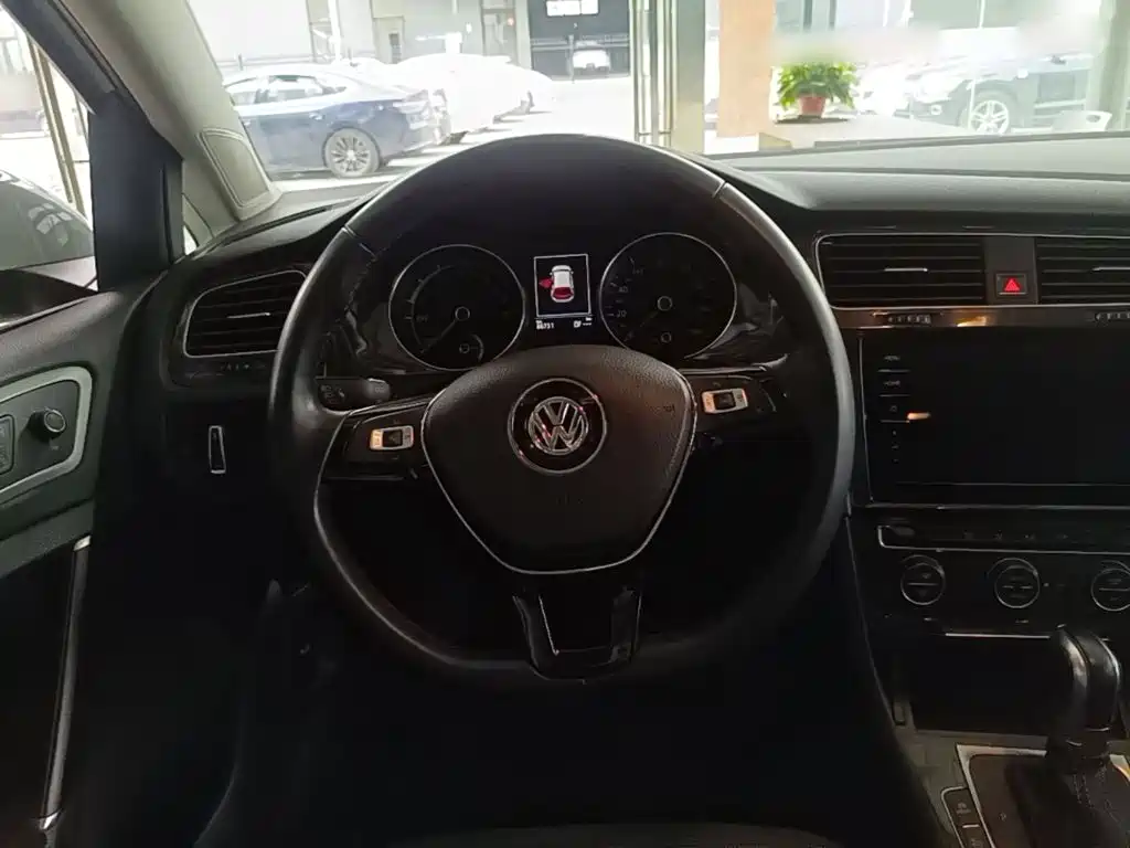 Volkswagen Golf EV — миниатюра 11