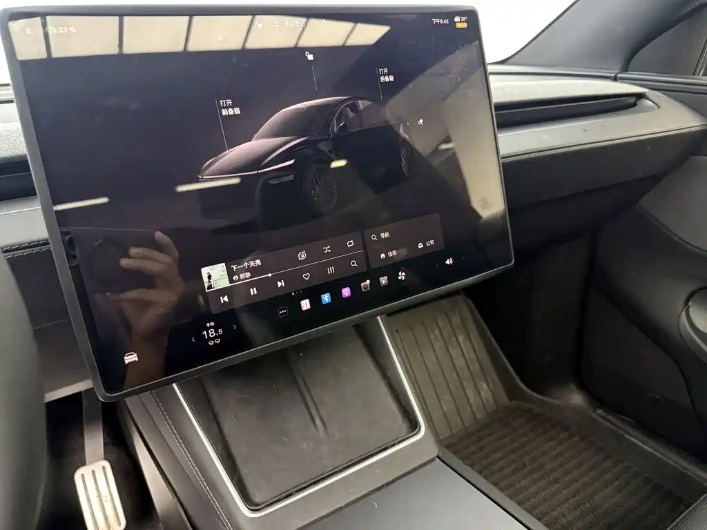 Tesla Model Y — миниатюра 16