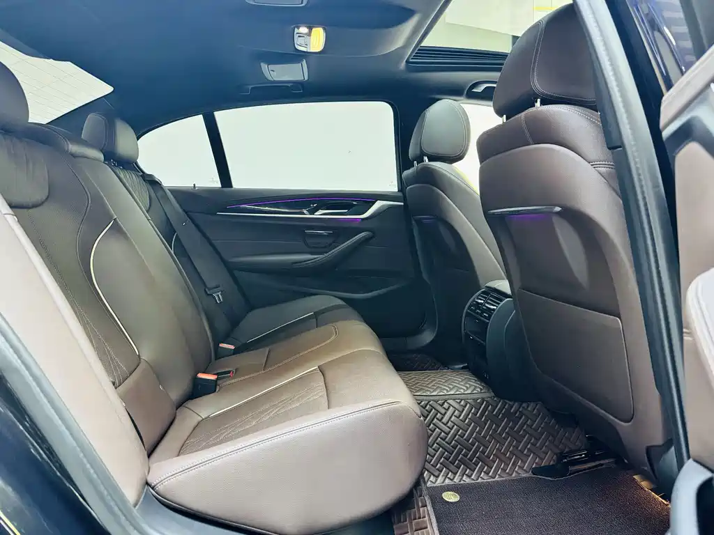 BMW 5 Series — миниатюра 13
