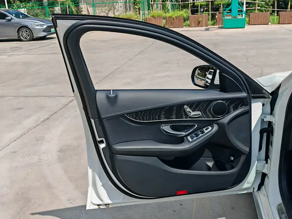 Mercedes-Benz C-Class — миниатюра 12