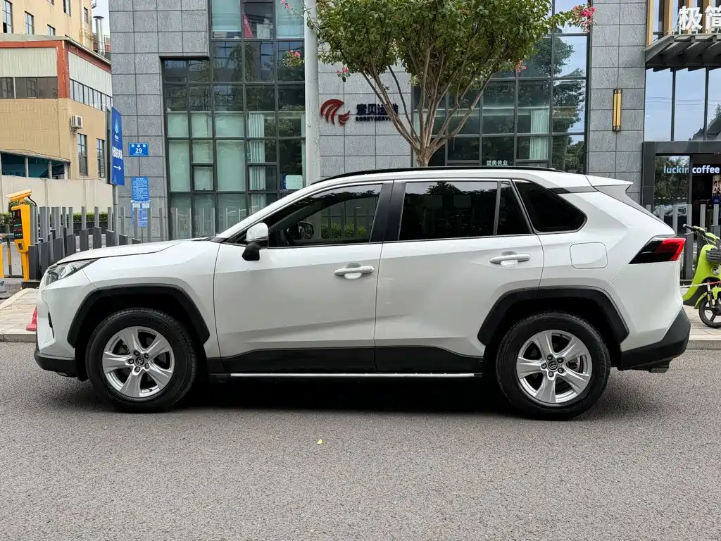 Toyota RAV4 — миниатюра 3