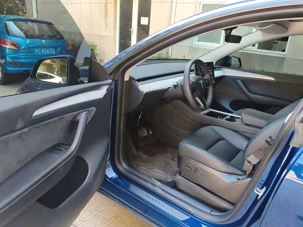 Tesla Model Y — миниатюра 16