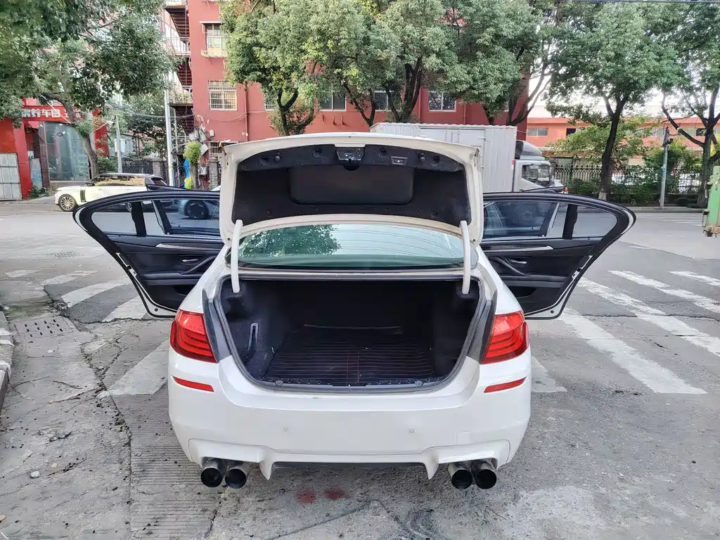 BMW 5 Series — миниатюра 13