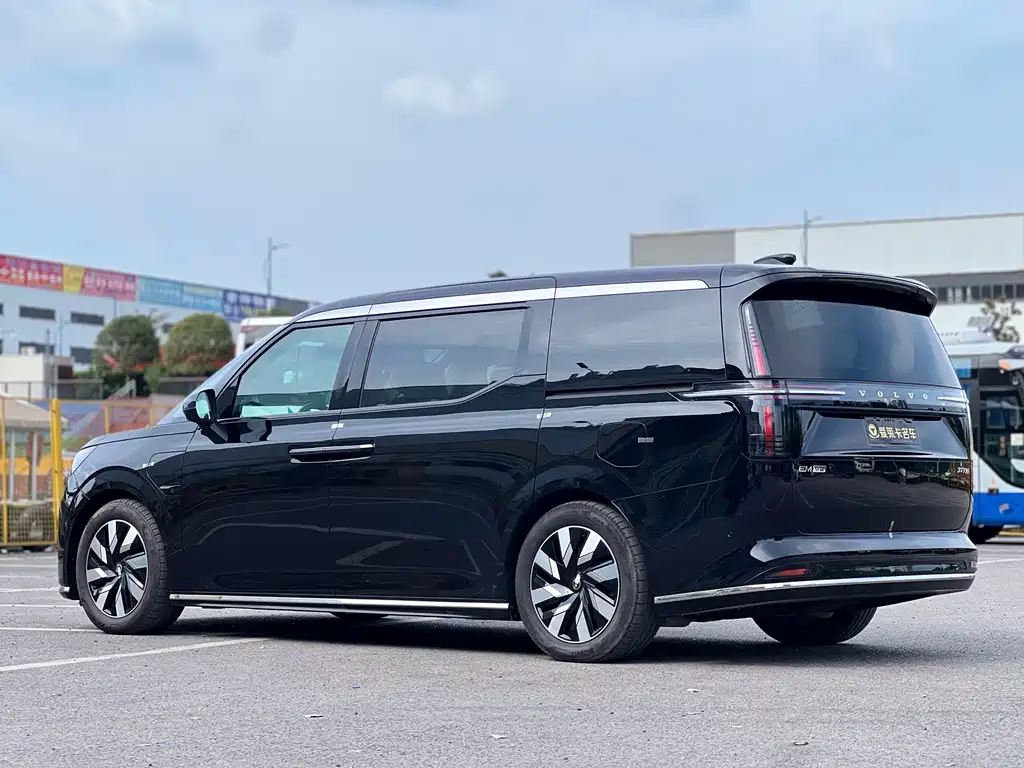 Volvo EM90 2025 Ultra мест