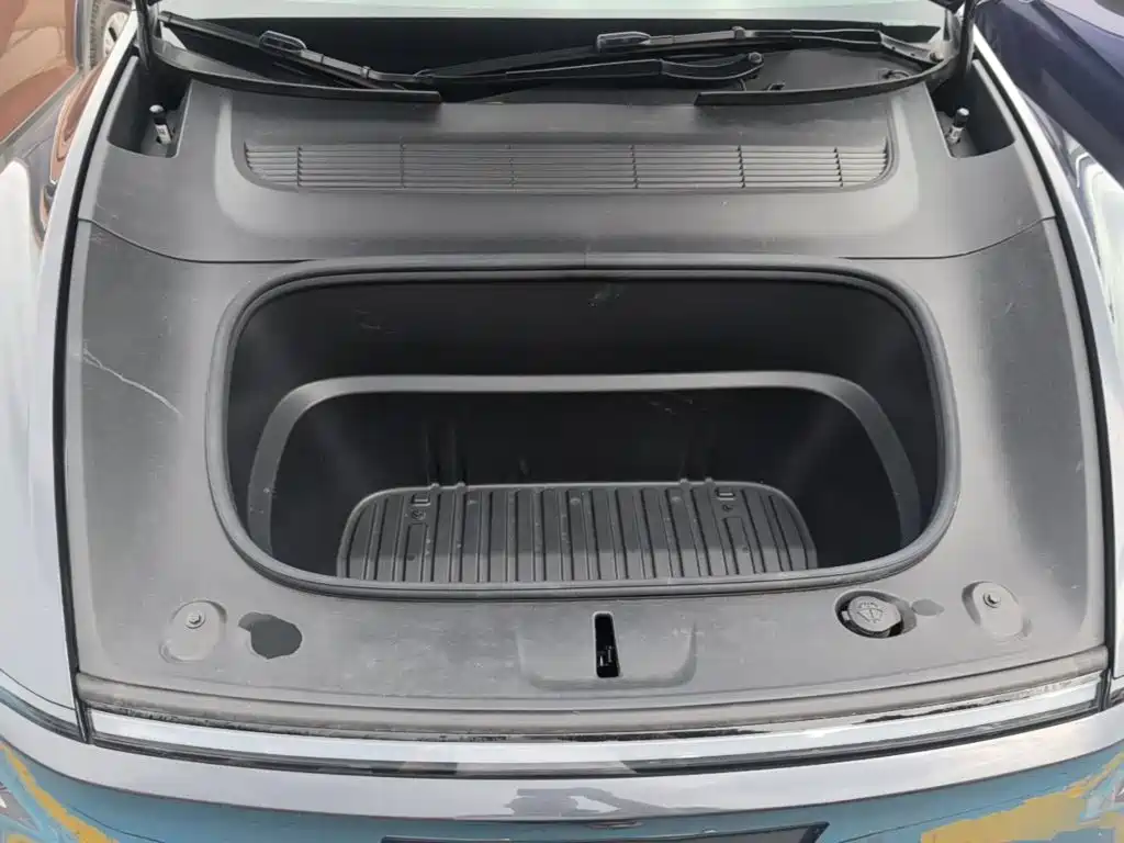 Tesla Model Y — миниатюра 20