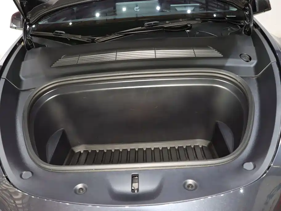 Tesla Model Y — миниатюра 18