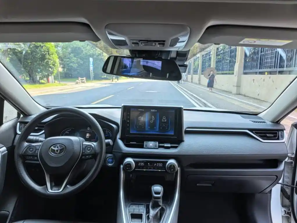Toyota RAV4 — миниатюра 8