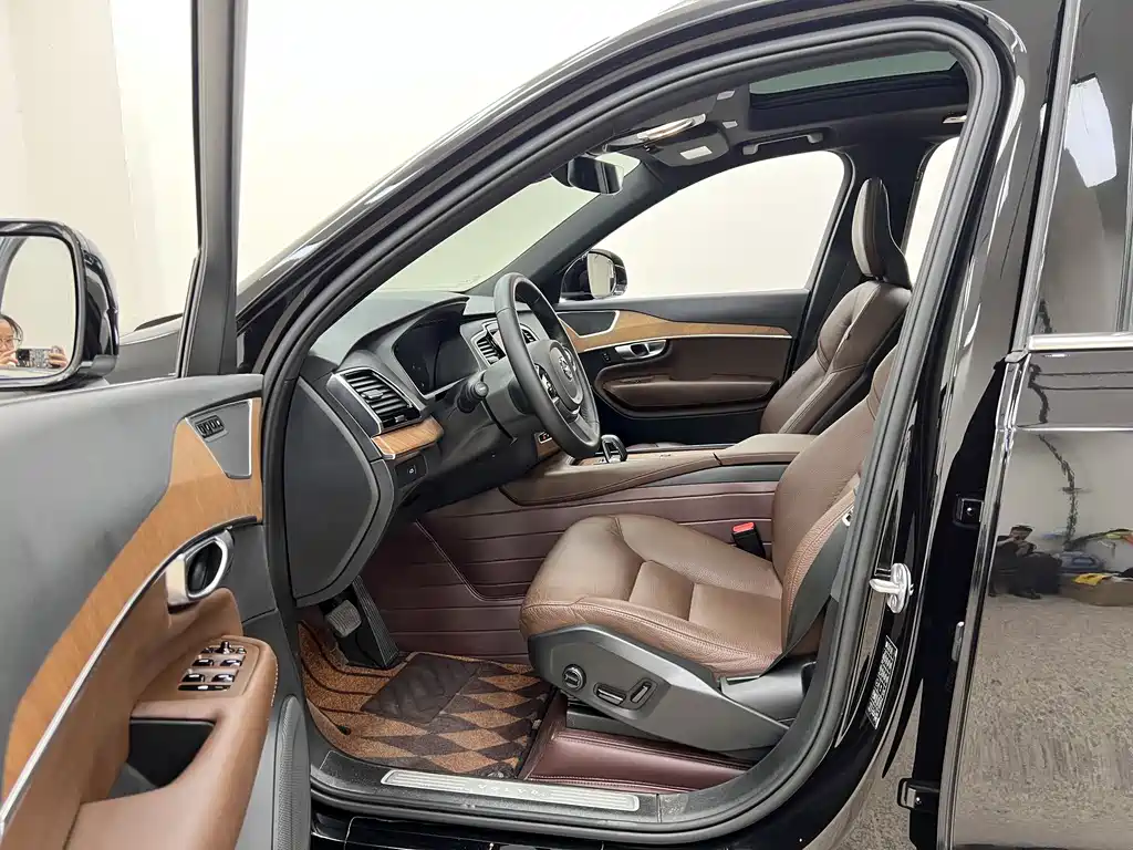 Volvo XC90 2023 B6 Luxury 7 мест