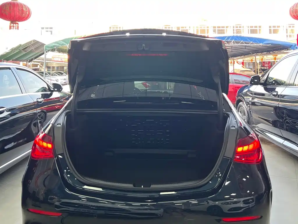 Mercedes-Benz C-Class — миниатюра 11