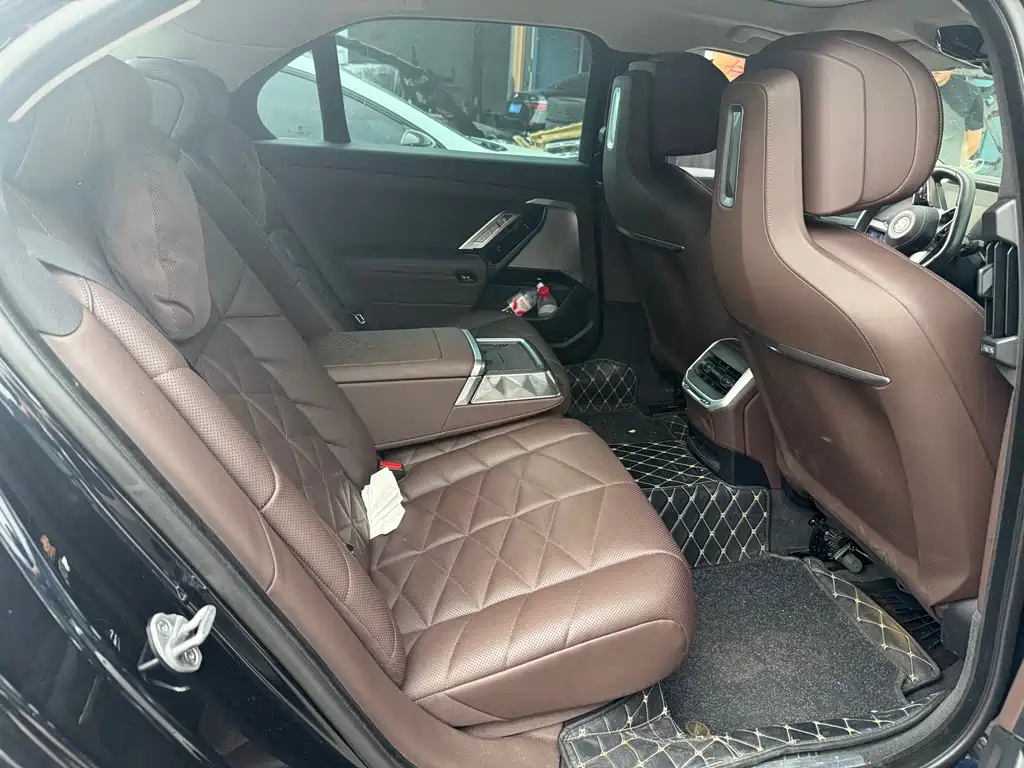 BMW 7 Series — миниатюра 6