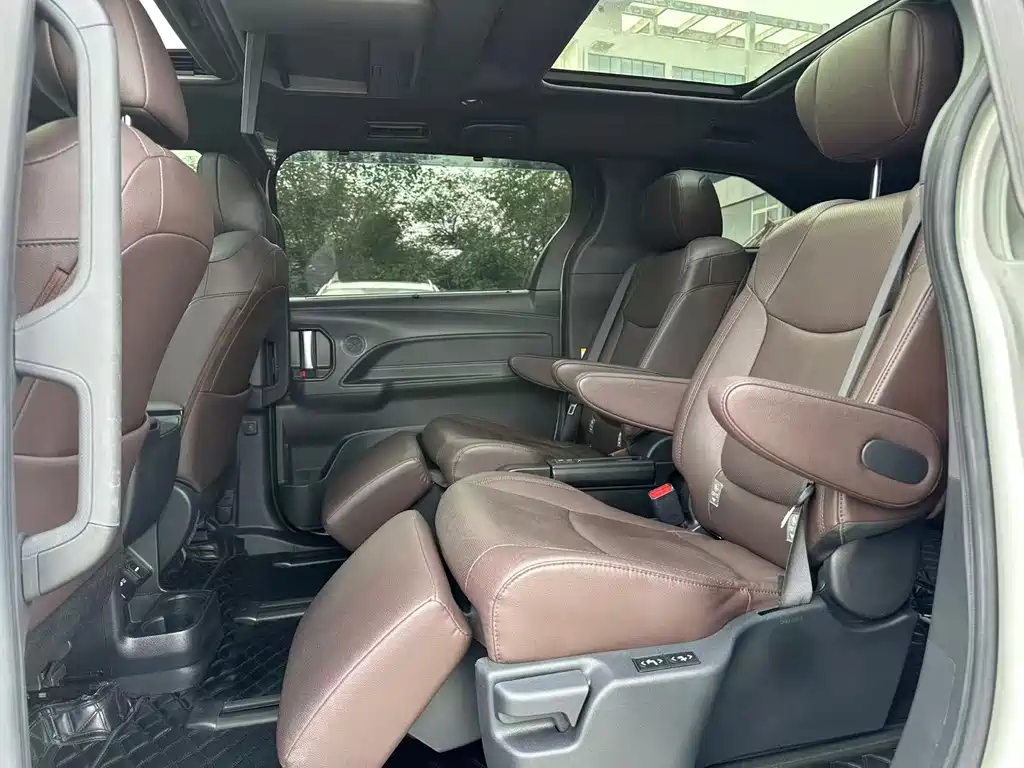 Toyota Sienna — миниатюра 6