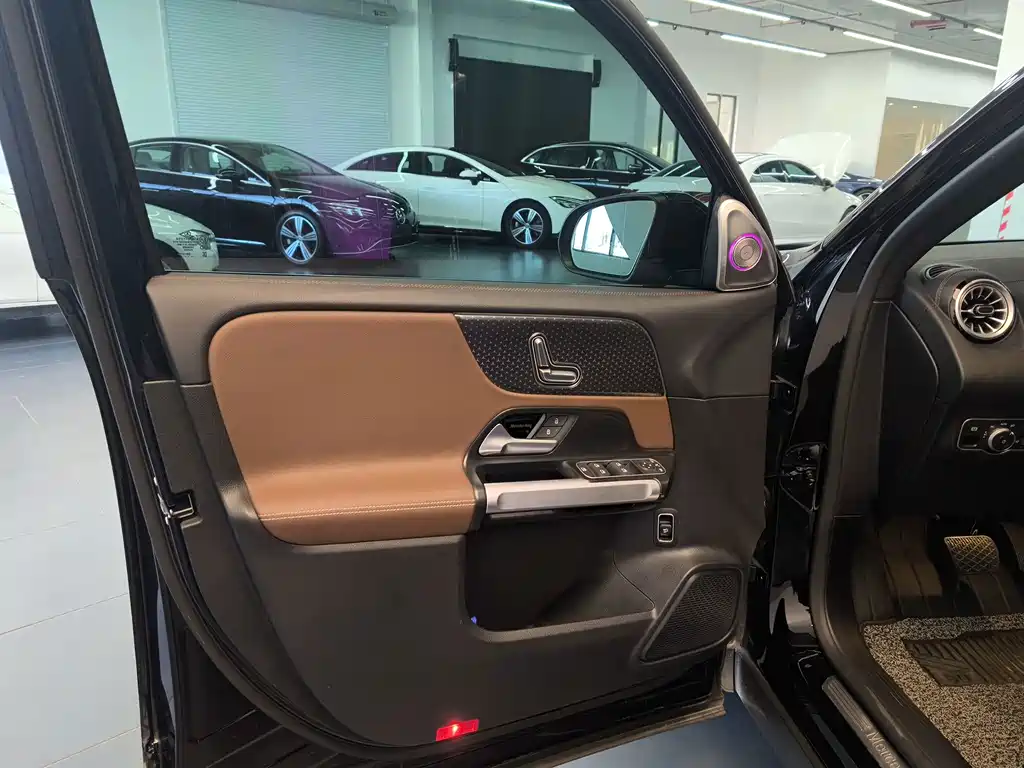 Mercedes-Benz GLB — миниатюра 8