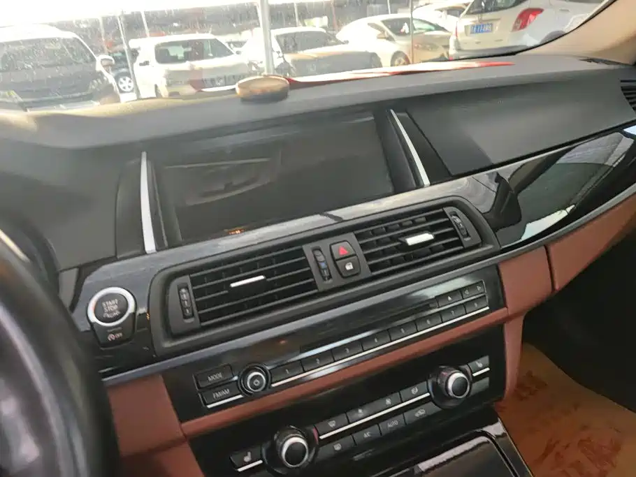 BMW 5 Series — миниатюра 13