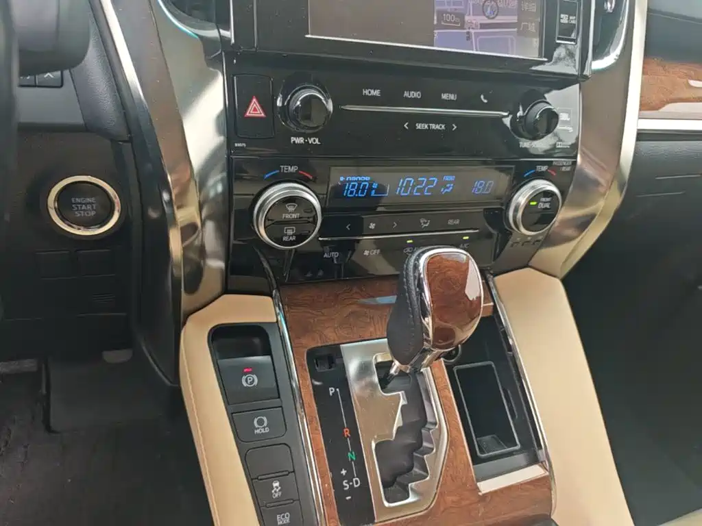 Toyota Alphard — миниатюра 13