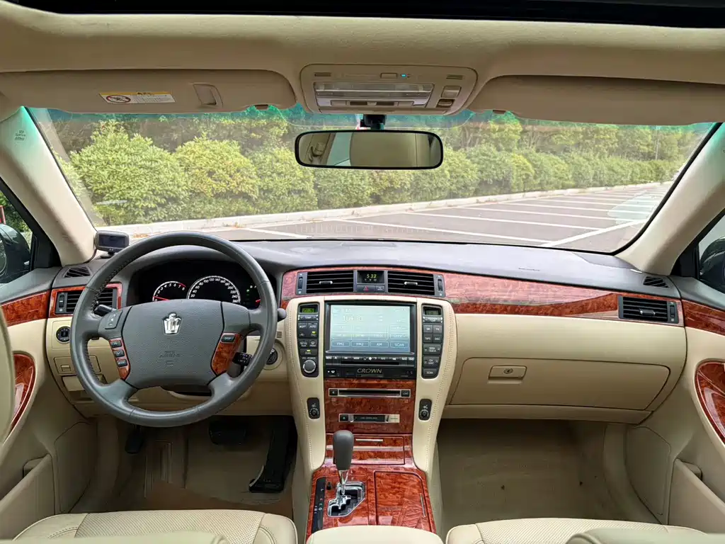Toyota Crown — миниатюра 7