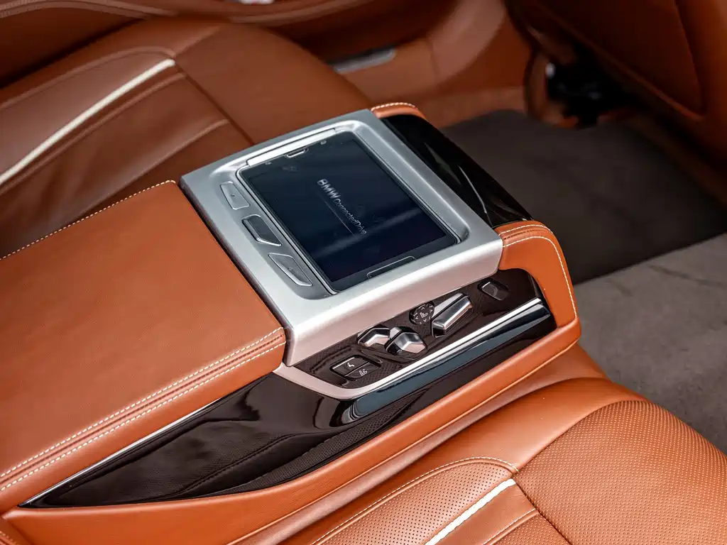BMW 7 Series — миниатюра 11