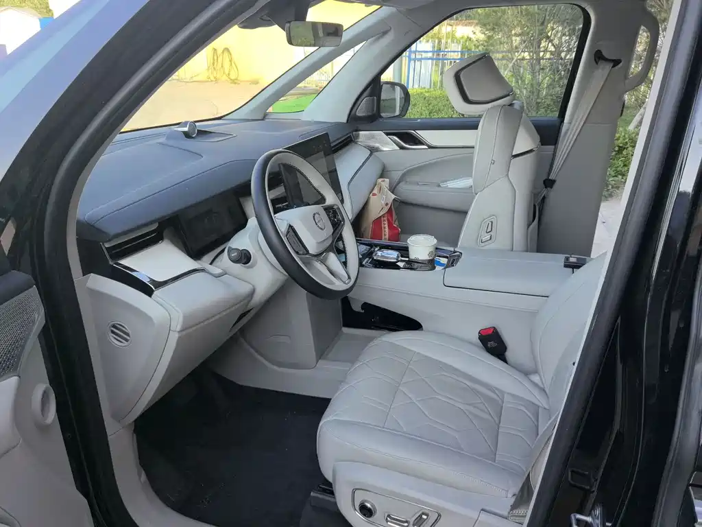 Volvo EM90 2025 Ultra мест