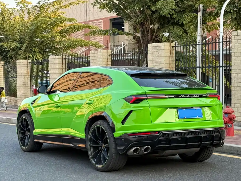 LAMBORGHINI URUS