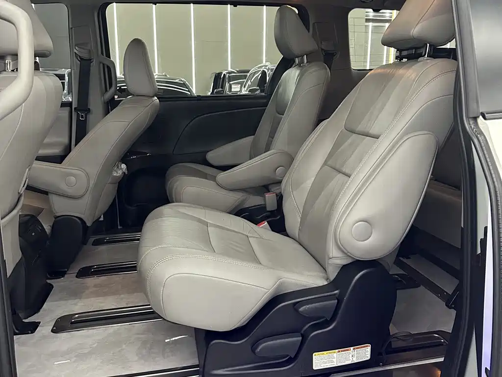 Toyota Sienna — миниатюра 5