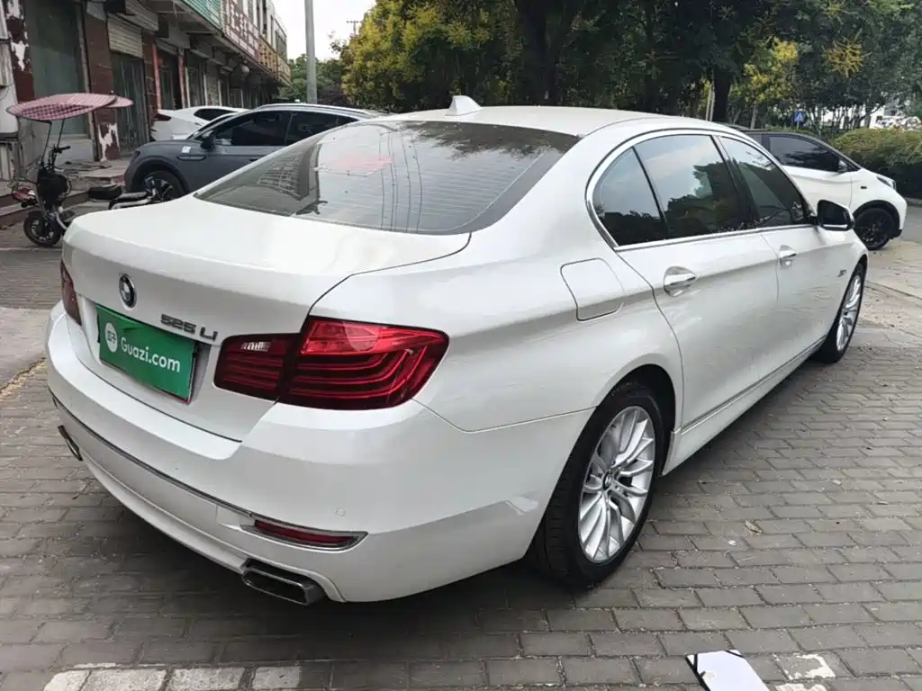 BMW 5 Series — миниатюра 7