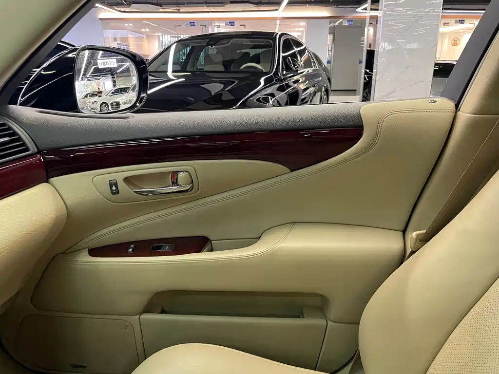 Lexus LS — миниатюра 23