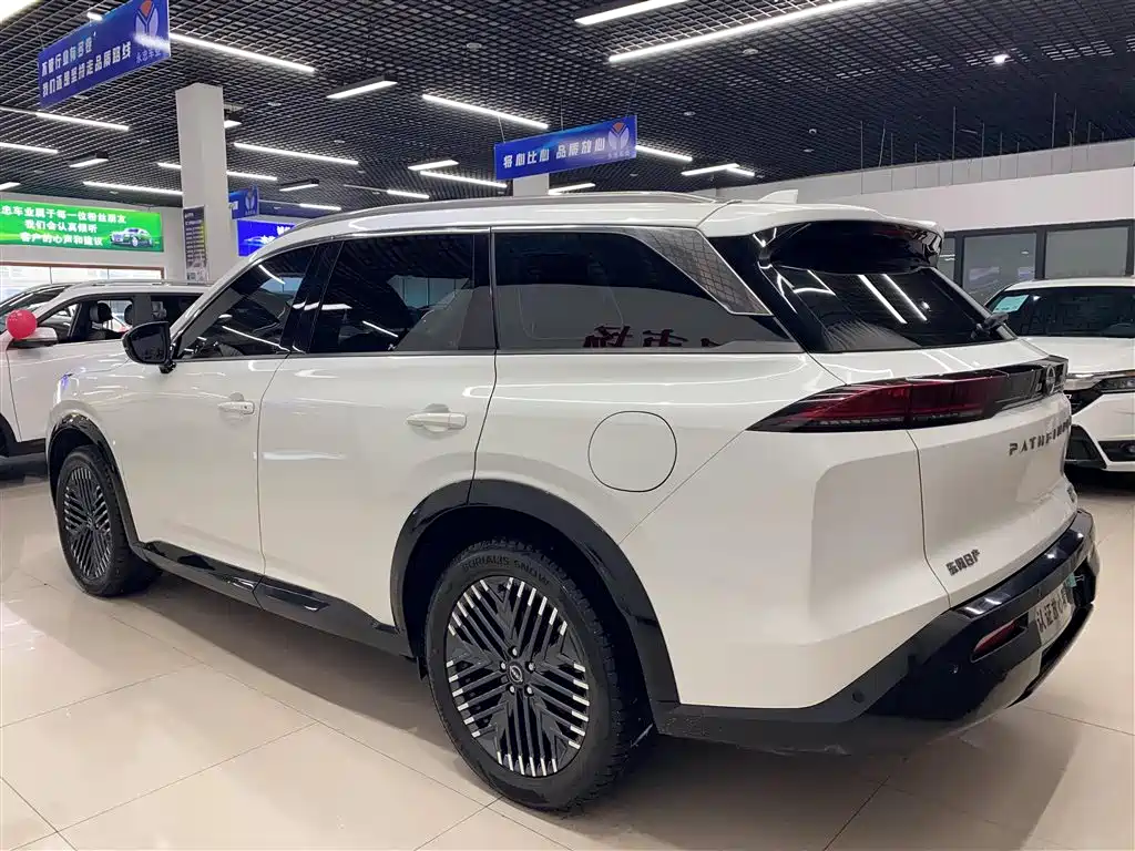 NISSAN EXPLORING THE LAND