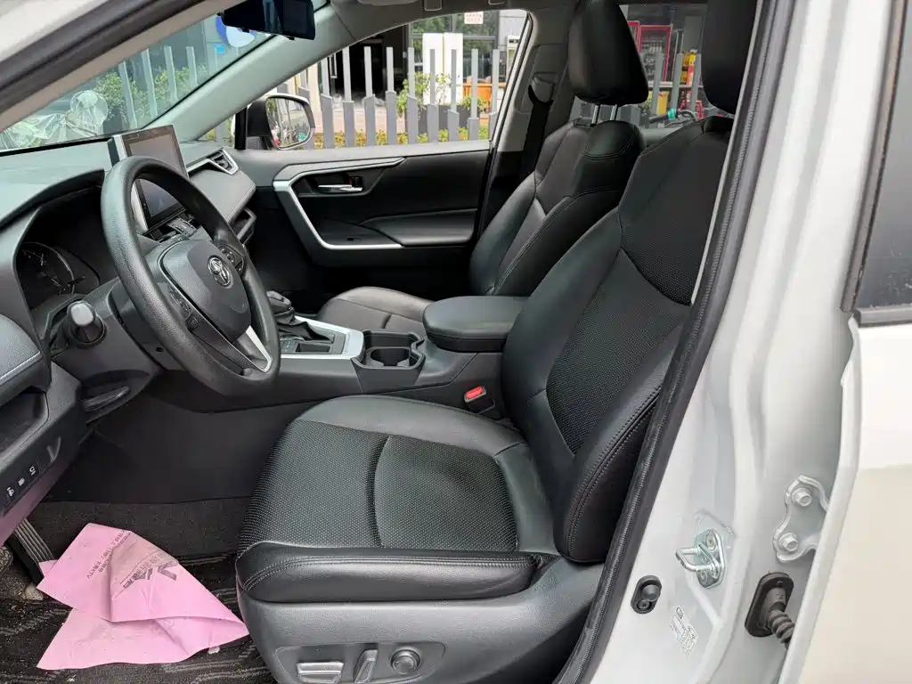 Toyota RAV4 — миниатюра 8