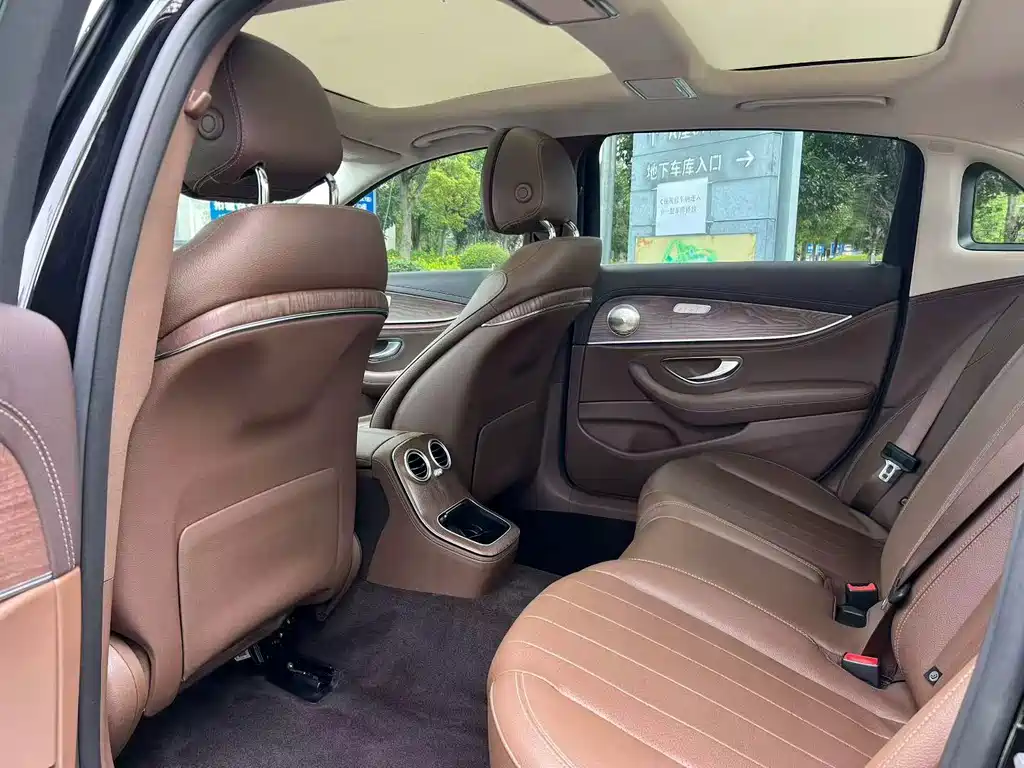 Mercedes-Benz E-Class — миниатюра 6